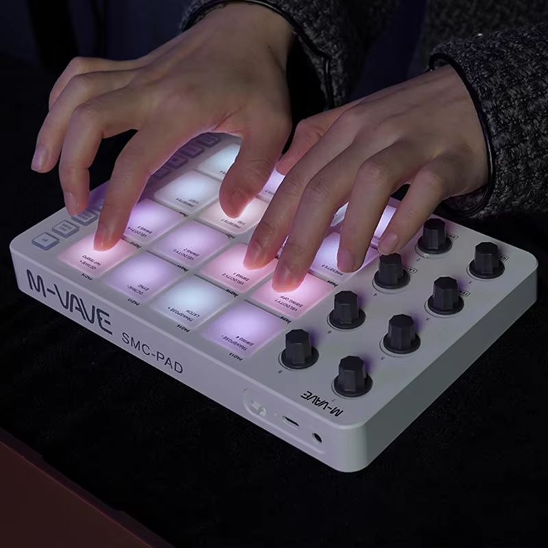 Midi Controller Pad - M-Vave Smc-Pad：プロフェッショナルグレードのワイヤレスBluetooth MIDIコントローラー兼マルチエフェクトプロセッサー。音楽制作用のプログラマブルキーボード。